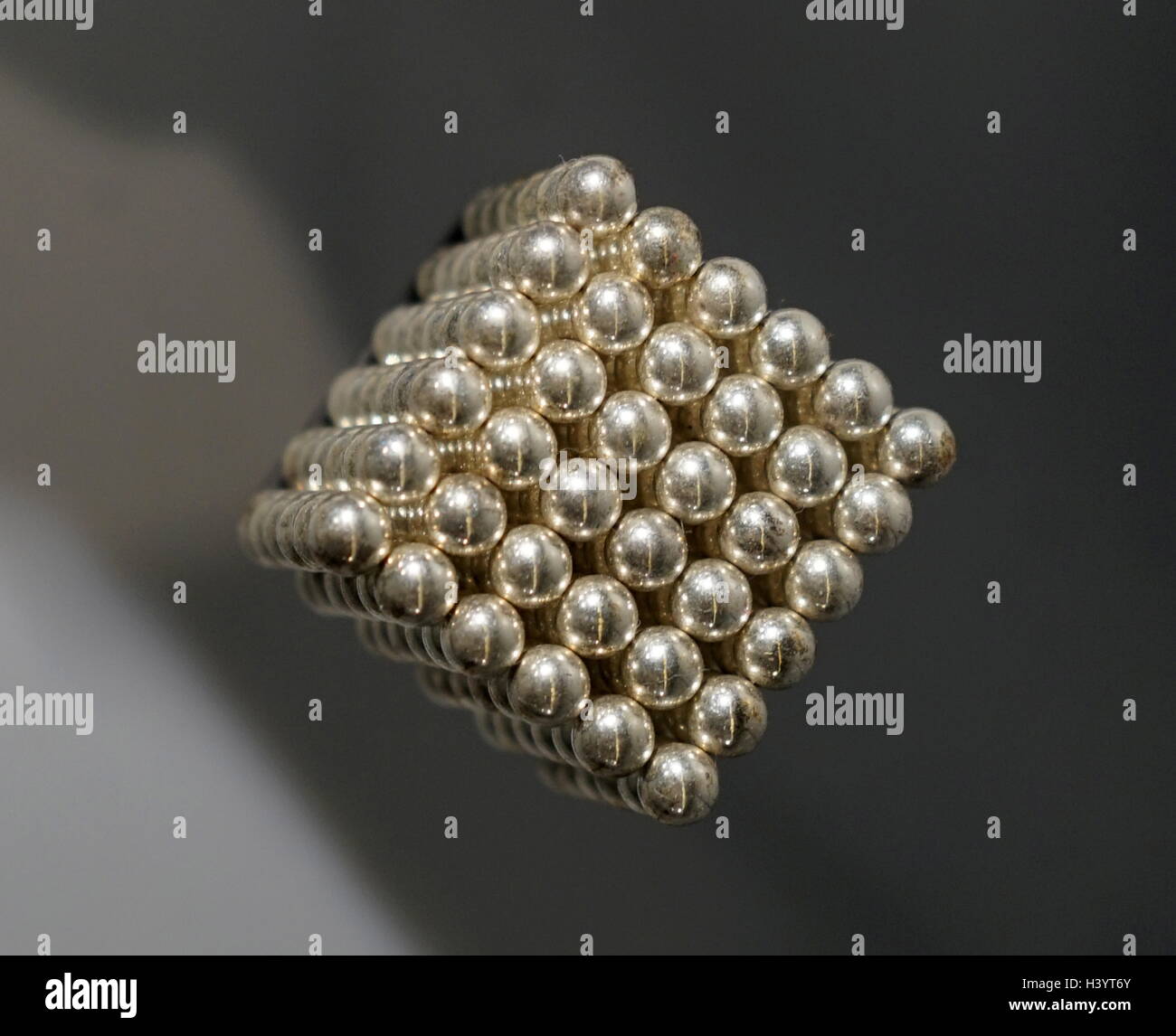 Rare-earth neodymium magnets (buckyballs) -Science Photo Library.