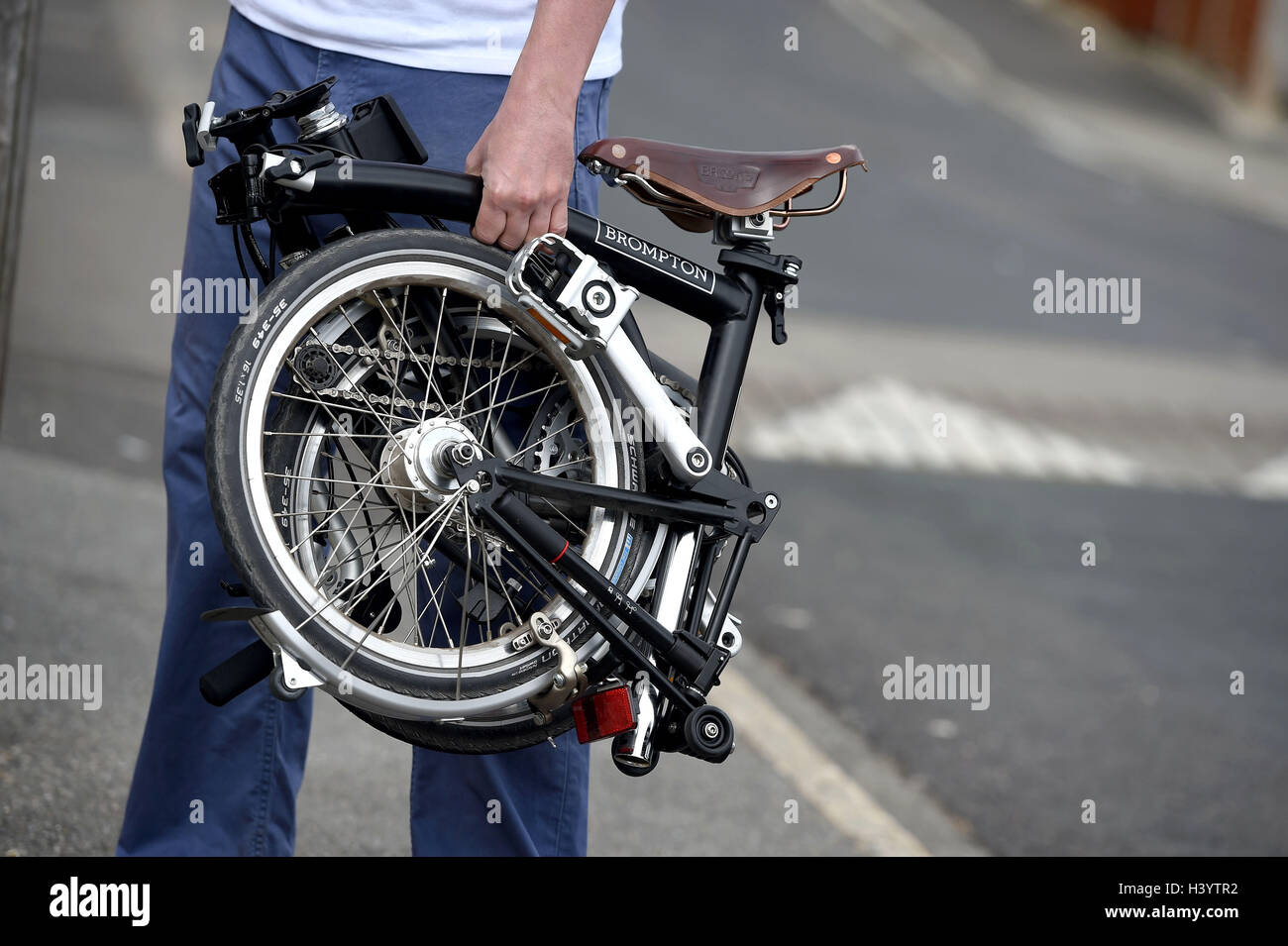 folding up a brompton bike