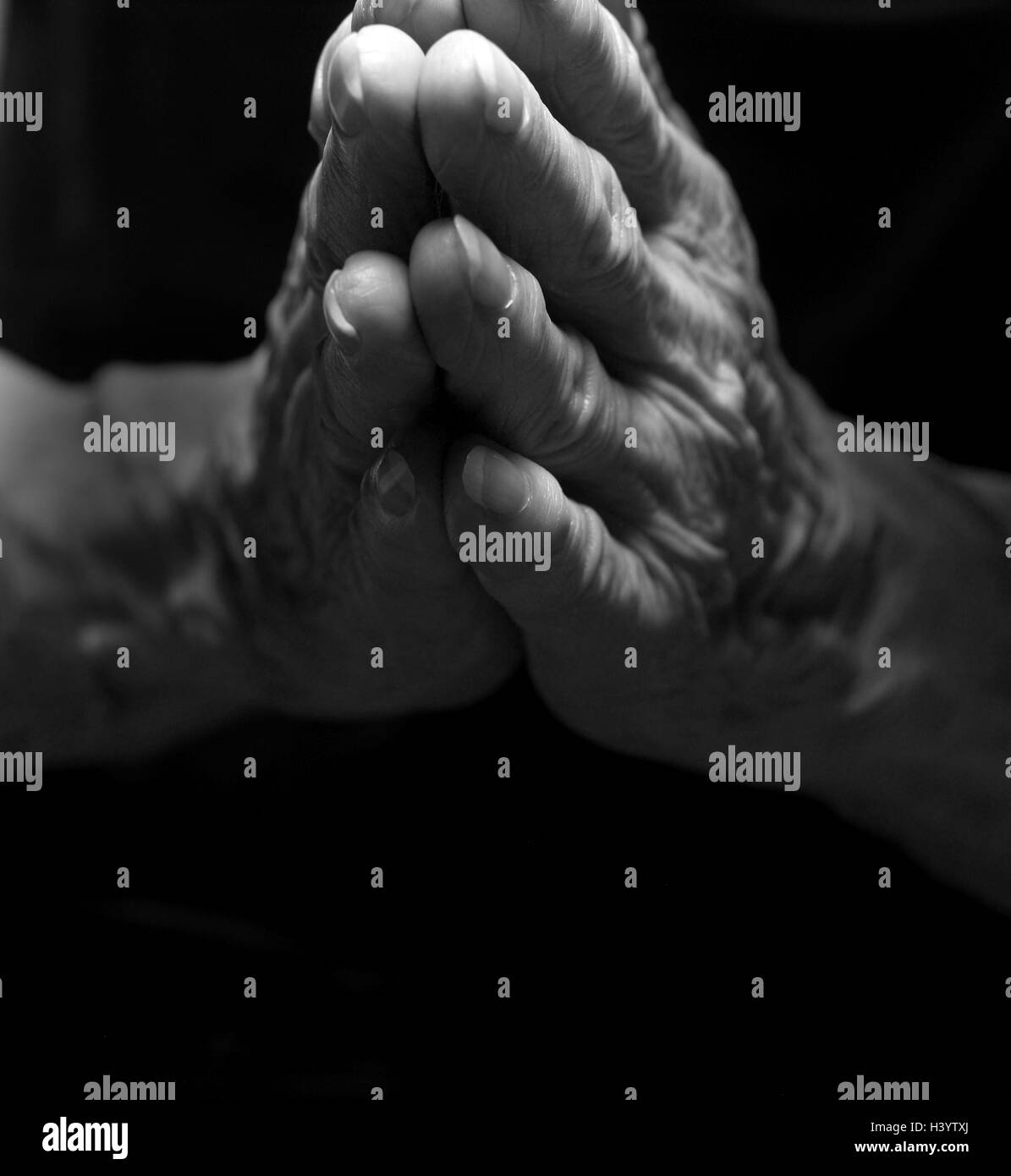 Senior, detail, hands, prays, b/w Stock Photo