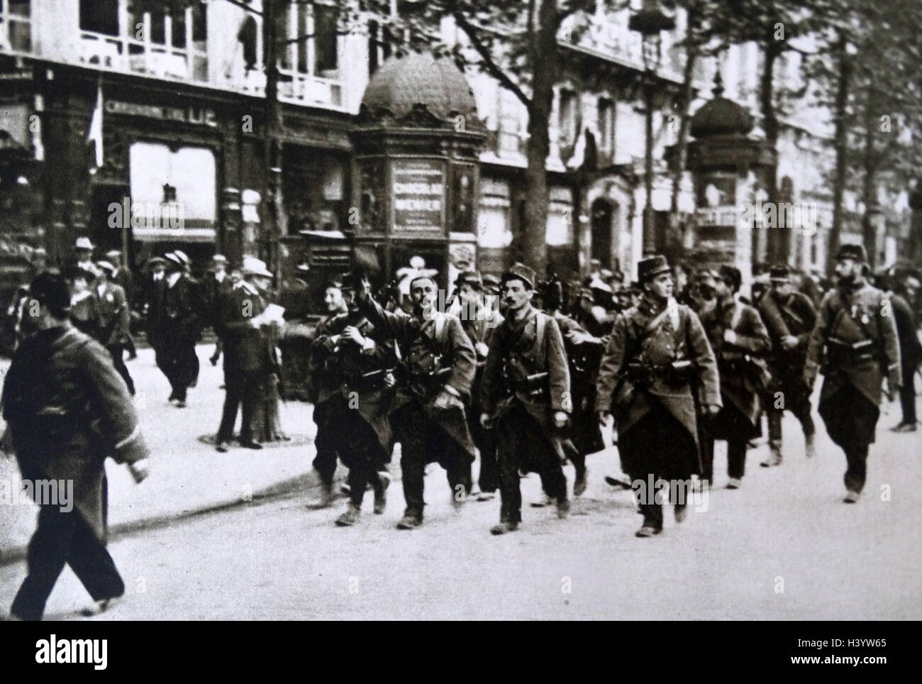 Photograph of troops marching through the streets of Paris on their way to the Front at the start of the First World War. Dated Stock Photo