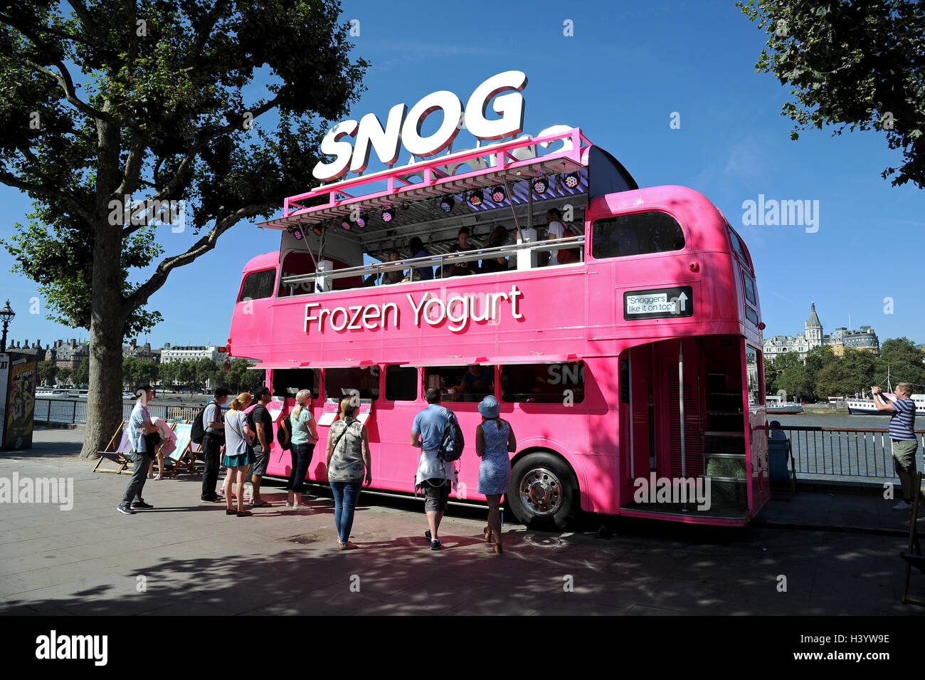 Frozen Yogurt stall bus, Southbank, London, UK Stock Photo