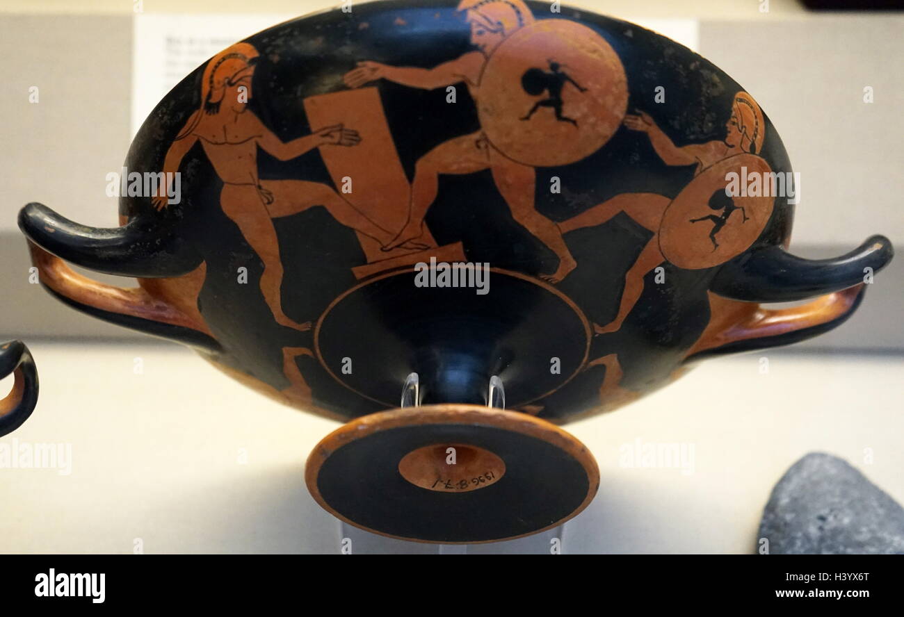 Red-figured kylix showing participants in the hoplitodromos Stock Photo