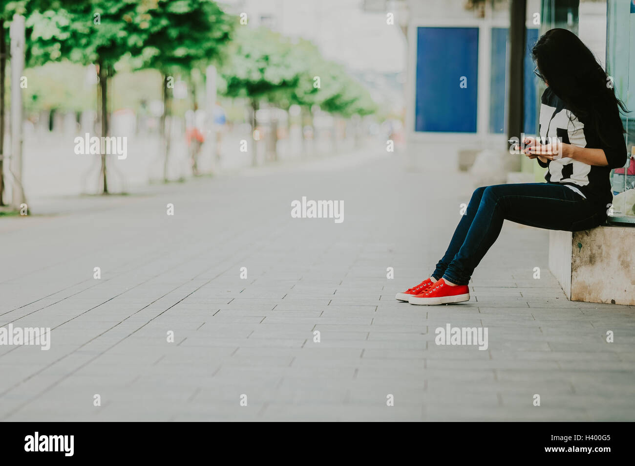 Woman texting on mobile phone hi-res stock photography and images - Alamy