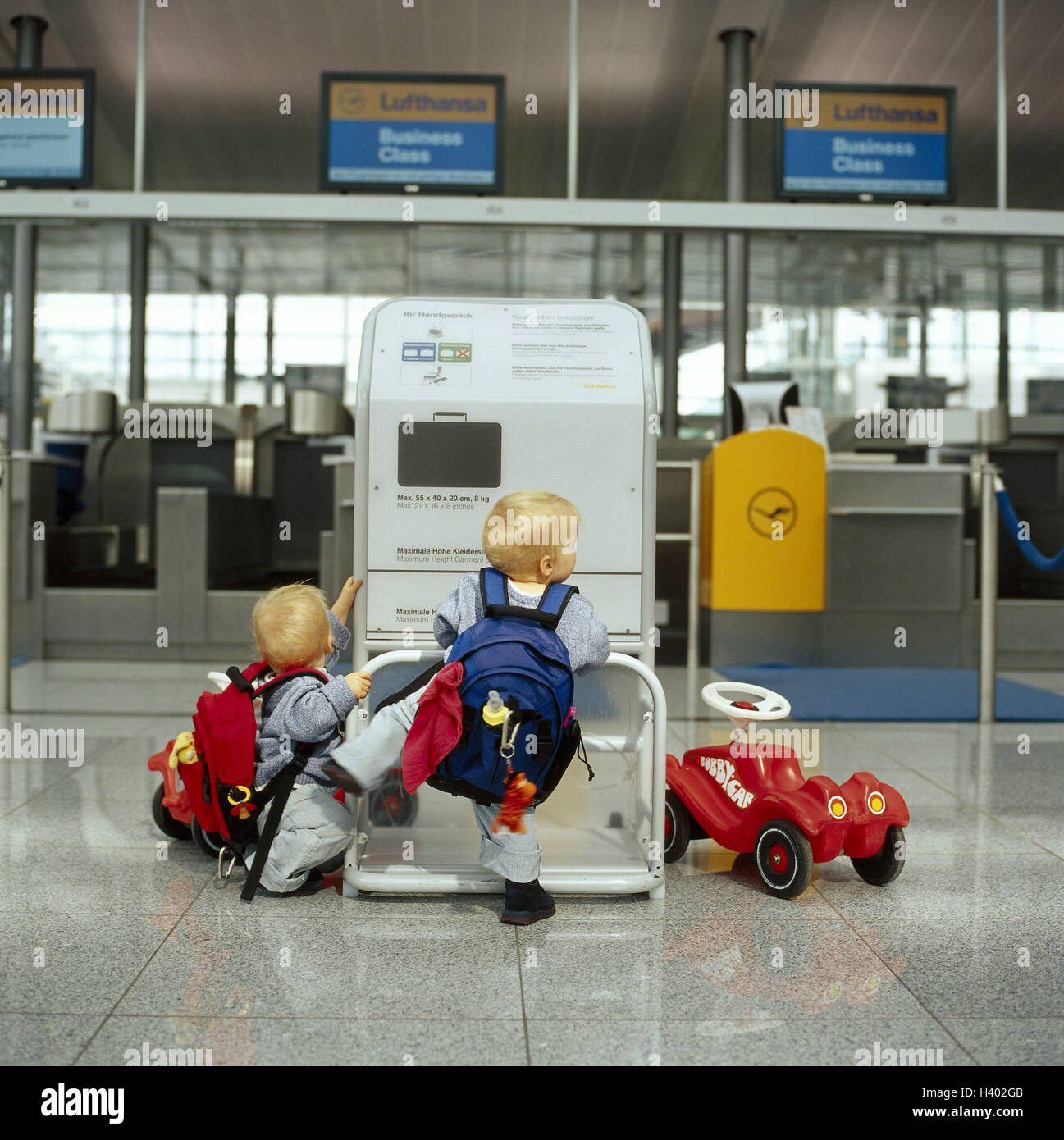 Luggage measuring High Resolution Stock Photography and Images Alamy