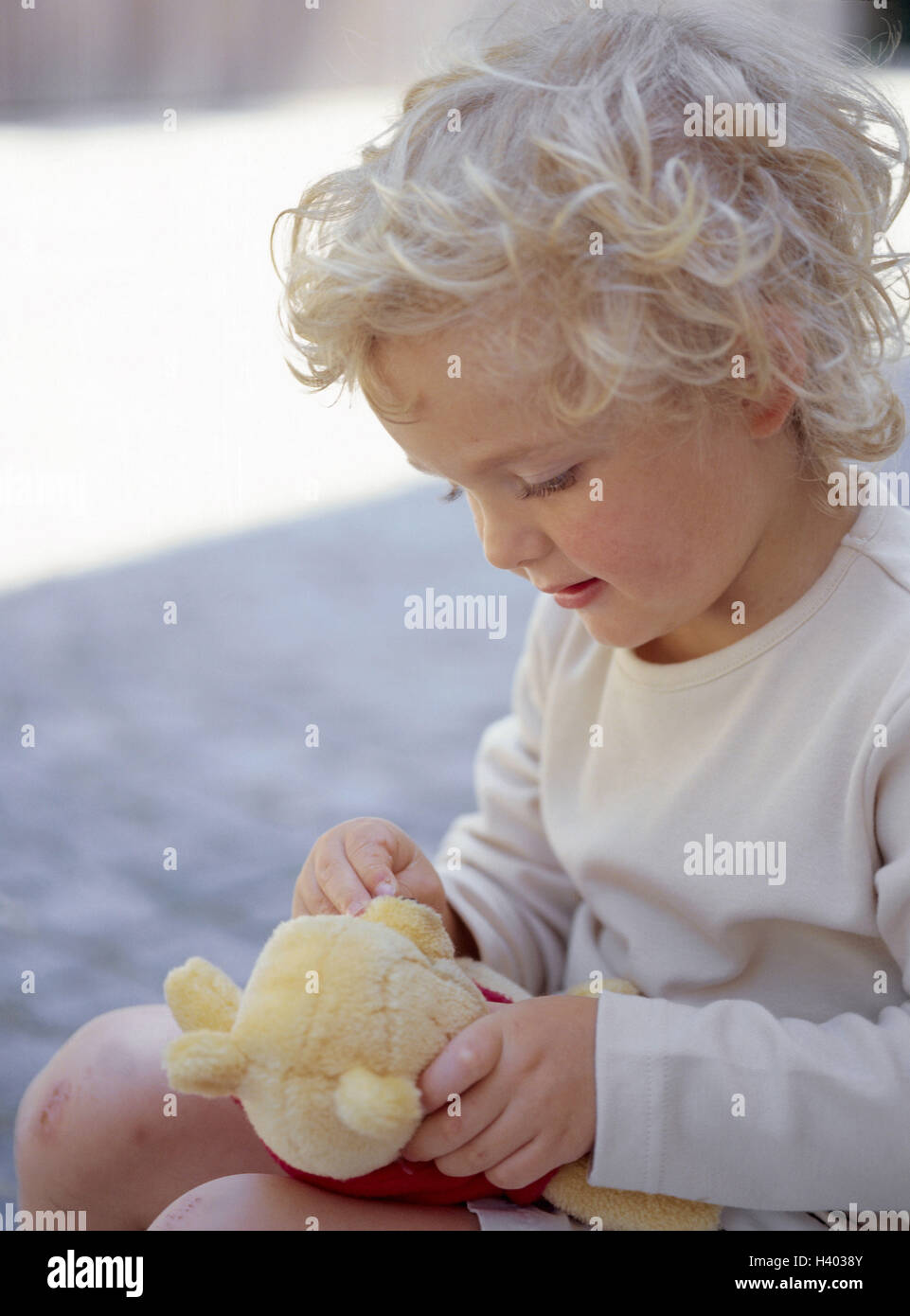 Boy, happy, teddy bear, play, portrait, side view, child portrait, child, infant, 3 - 5 years, blond, curls, wavy, activity, leisure time, childhood, soft animal, soft toy, Teddy, entertainment, friend, friendship, outside Stock Photo