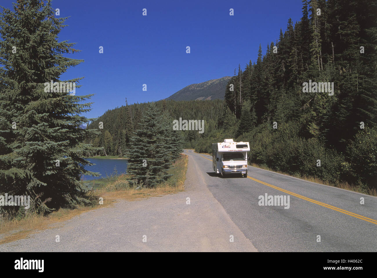 Canada, British Columbia, brine Duffy, close Pemberton, highway 99, camper  west Canada, west coast, the west, mountain landscape, mountains, lake,  mountain lake, street, country road, mountain road, traffic facility,  leisure time, vacation,
