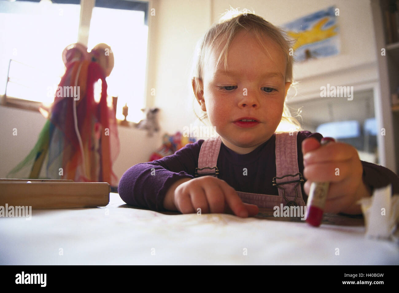 Children's rooms, girls, painting attempts, wax spot chalks, portrait