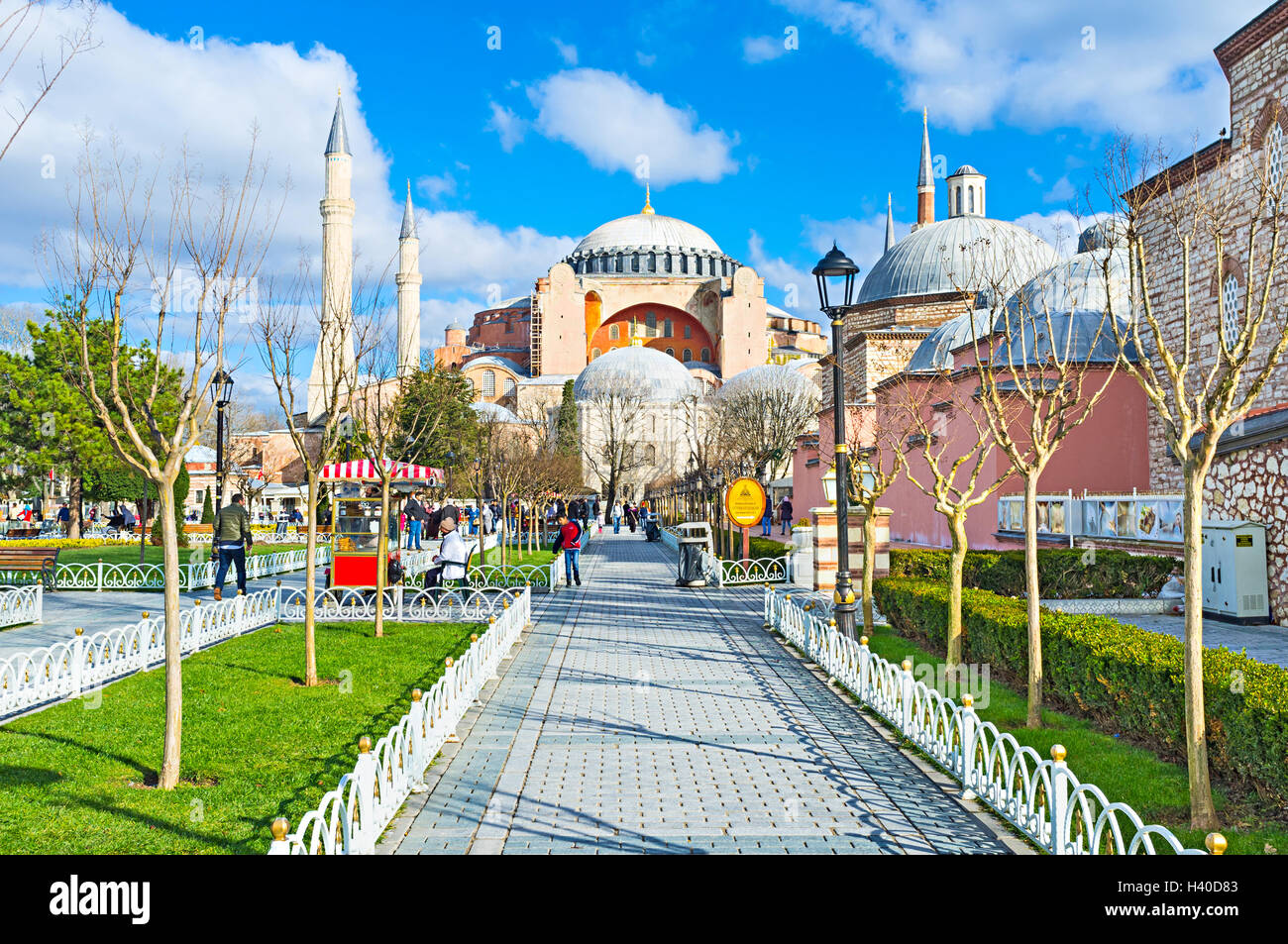 The way along the Sultanahmet park goes to the museum of Hagia Sophia ...