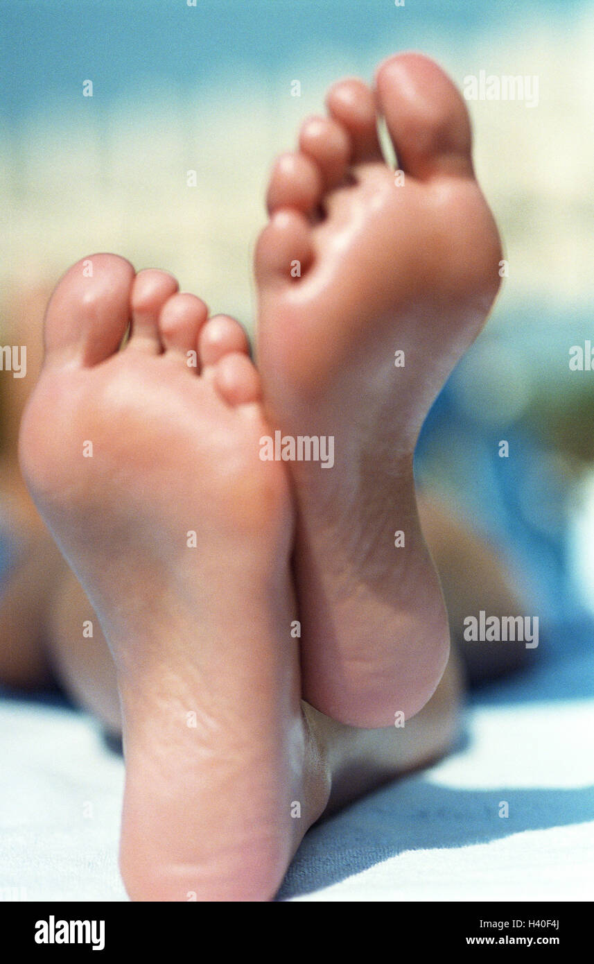Woman, detail, feet, soles, model released, very close, female, lie,  relaxing überkreuzt, tread, recreation, rest, relax, women's feet,  barefoot, parts the body, limbs, toes, outside, summer Stock Photo - Alamy