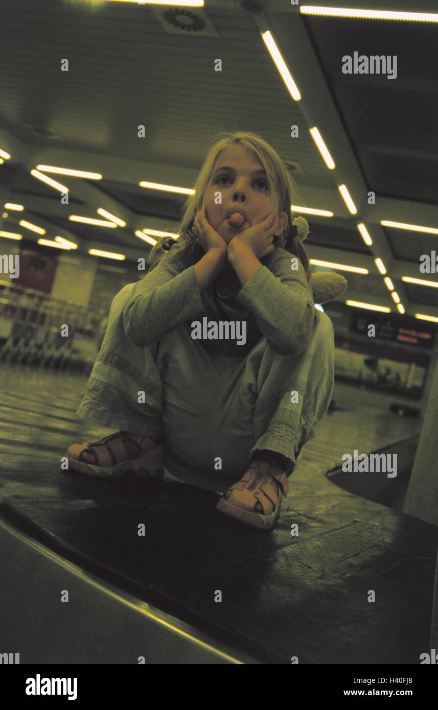 Airport, luggage conveyor belt, girl, alone, tongue show, model released, Halle, conveyor belt, production line, child, gesture, bad habit, boorishly, lout, education, behaviour, childhood, naughtily, cheeky, impolitely, impoliteness, unkindly, rascal, st Stock Photo