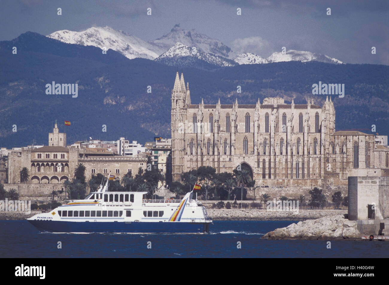 Spain, Majorca, Palma de Majorca, town view, cathedral, sea, excursion boat the Mediterranean Sea, the Balearic Islands, island, capital, town, church, church, start construction work in 1300, architecture, culture, place of interest, ship, boat, boat tri Stock Photo