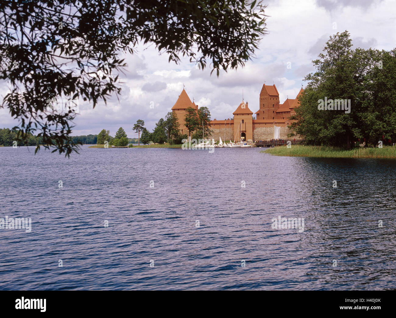 Lithuania, Trakai national park, quay Tra, lake Galves Ezeras, island castle, footbridge, visitor, Europe, Nordosteuropa, Eurasia, Baltic states, the Baltic States, Lietuva, Lietuvos Respublika, region Traku, sea scenery, Trakaiseen, waters, Galvesee, boo Stock Photo