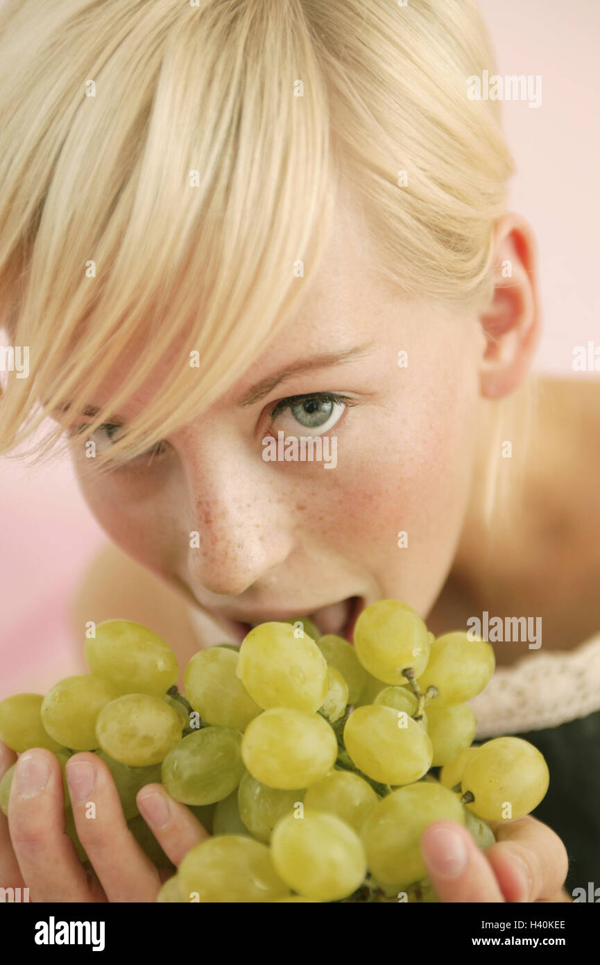 Young persons, blond, grapes, eat, seduction, portrait, 16 - 20 years, teenagers, girls, course, fruit, fruits, grapes, green, health, vitamins, rich in vitamins, nutrition-conscious, conscious health, food, nutrition, healthy, erotically, enticing, view camera, inside Stock Photo