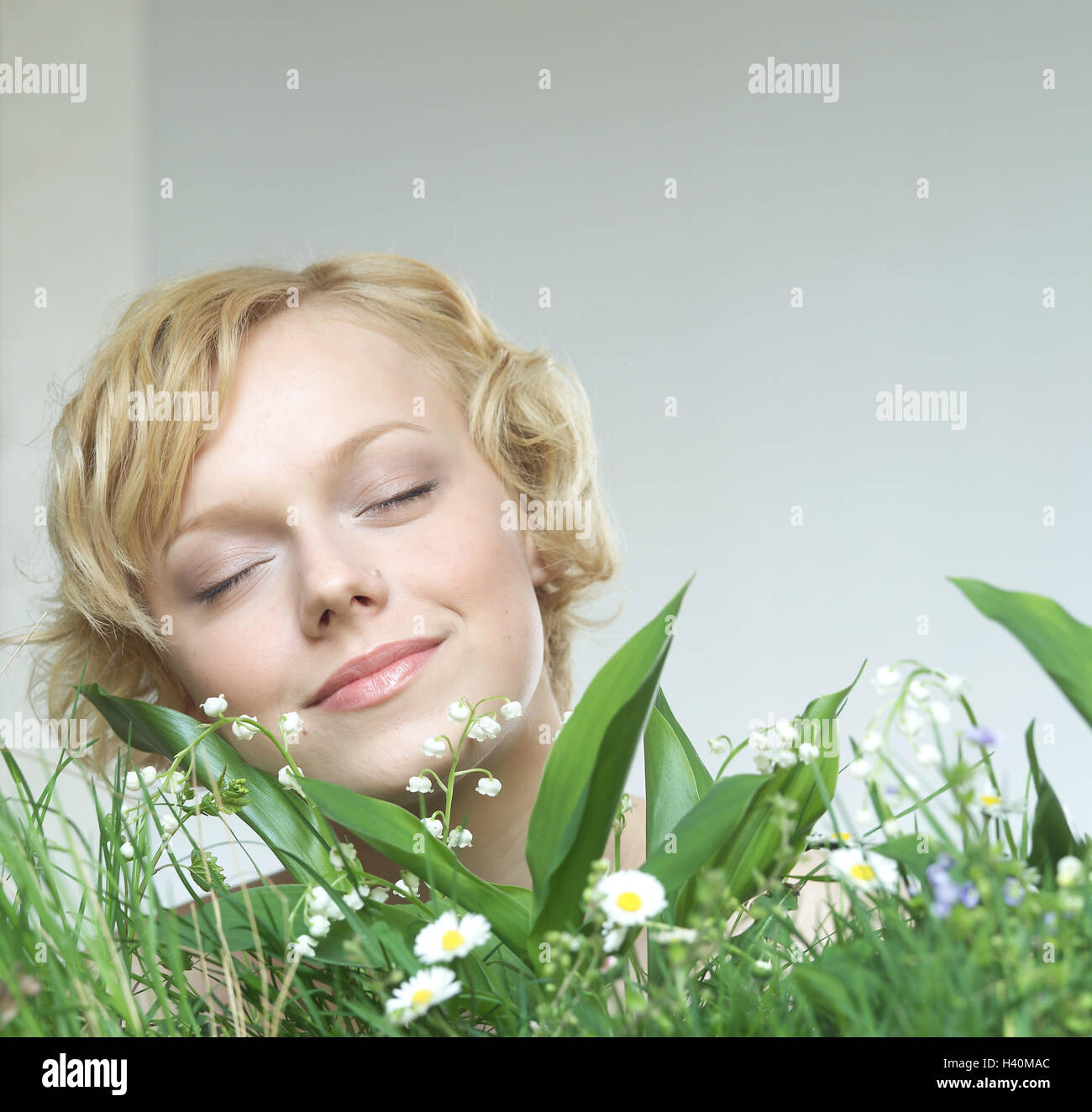 Woman, spring flowers, smell, odour, pleasant sensation, consumption, season, spring, nature, flowers, lilies of the valley, smell, enjoy, fragrance, pleasantly, allergy risk, allergy danger, allergy, allergically, reaction, allergens, plants, blossoms, pollings, flower pollings, polling allergy, hay fever Stock Photo