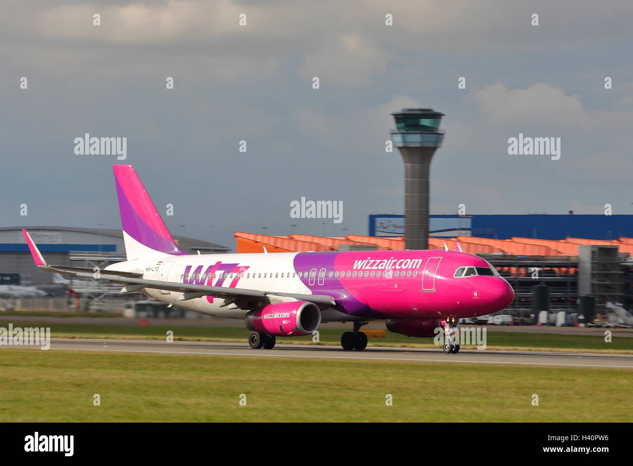 Wizz Air Airbus A320-200 HA-LYO departing from Luton Airport, UK Stock ...