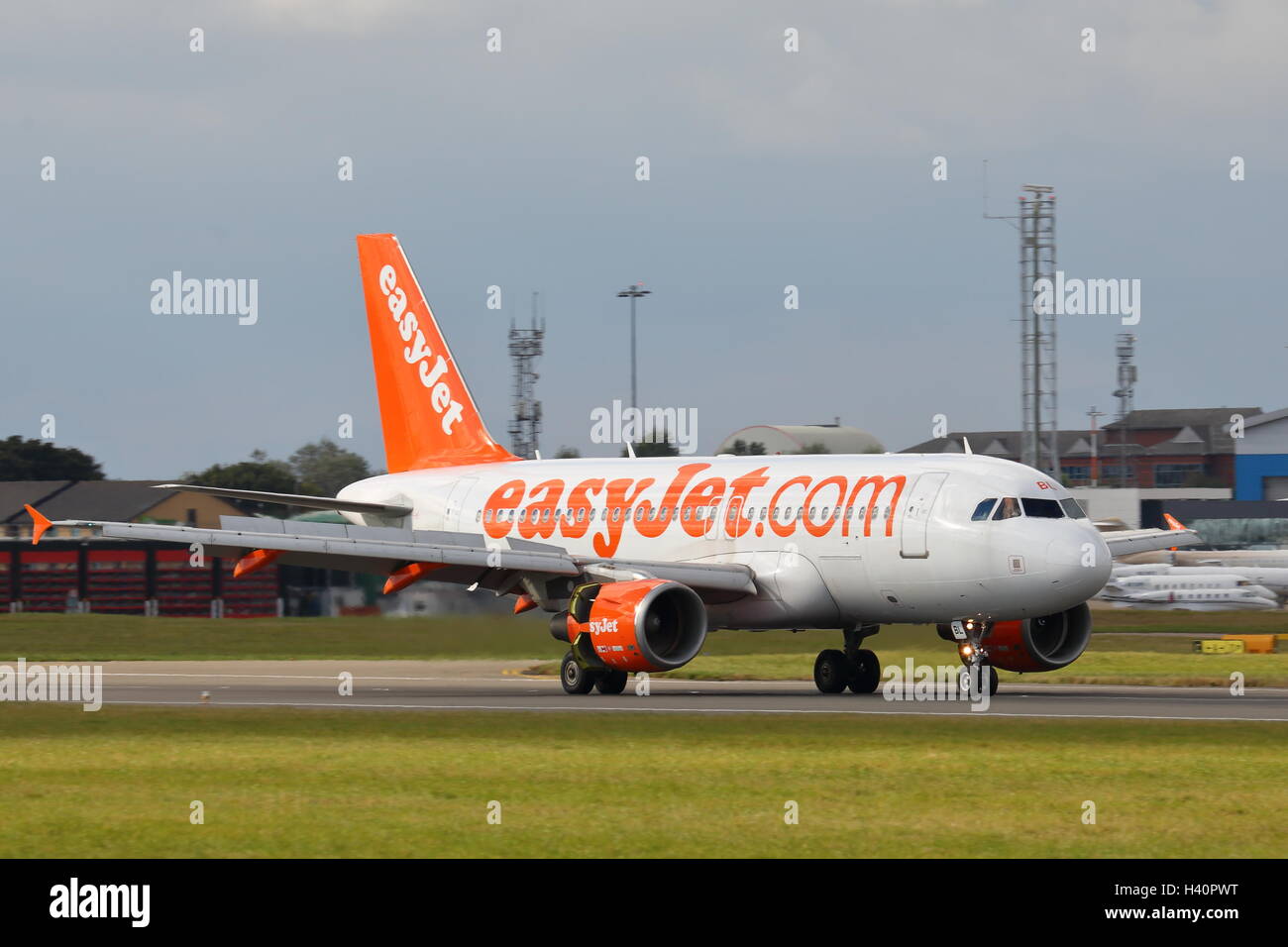 Easyjet airbus a319 100 hi-res stock photography and images - Alamy