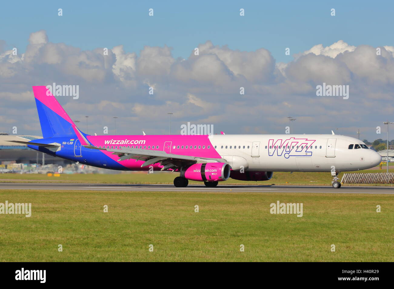 Wizz Air Airbus A321-200 HA-LXB landing at Luton Airport, UK Stock ...