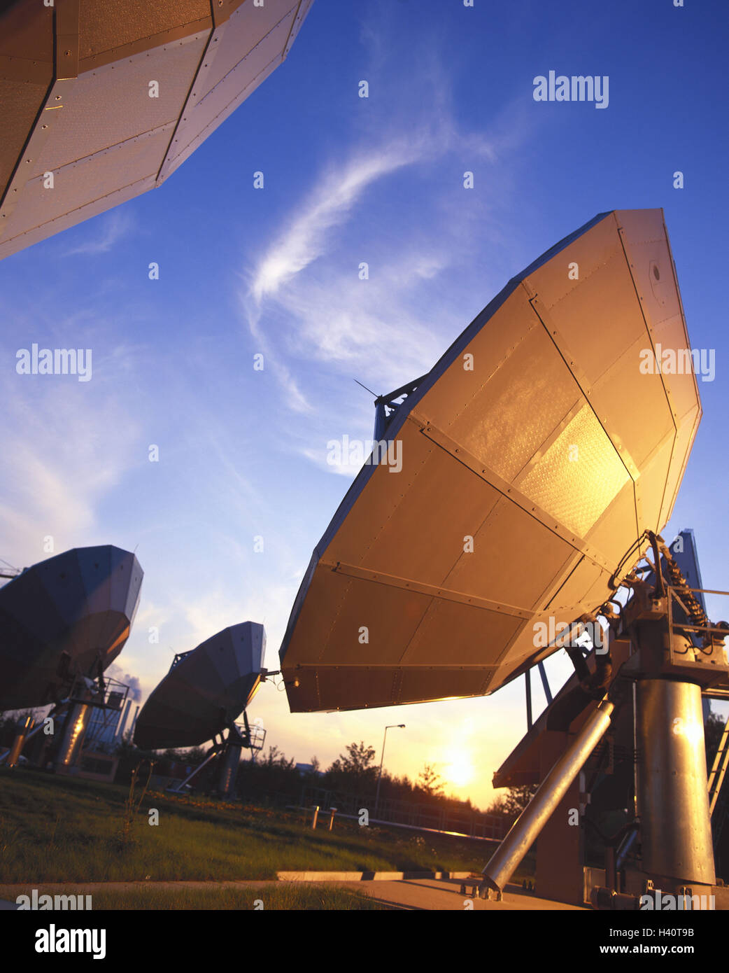 Satellite receiving antennas hires stock photography and images Alamy