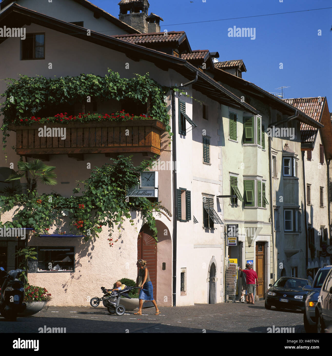 Italy, South Tirol, Weinstrasse, Kaltern, local centre, house line, detail, passers-by, no model release! Europe, Southern Europe, Repubblica Italiana, Northern Italy, Alto Adige, Caldaro sulla Strada del Vino, wine-growing area, place, place, tourism, street, cars, houses, residential houses, centre Stock Photo