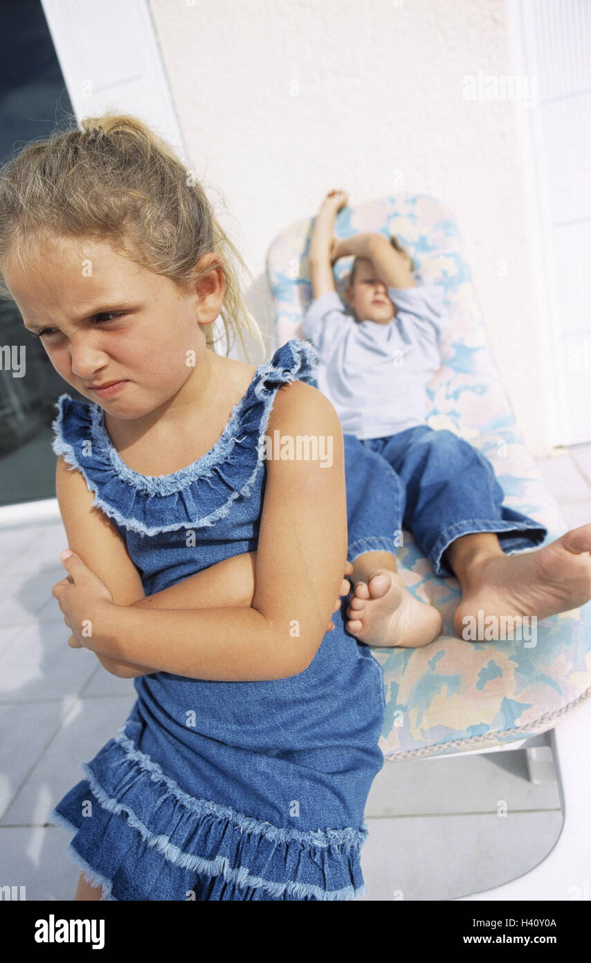 Terrace, siblings, fight, girl, turn away, facial play 5 argue - 10 years, children, brother, boy, sister, conflict, treat with hostility difference, rage, defiance, defiance head, defiance-headed, stubborn, arms cross, annoyance, fury, discrepancy, quarr Stock Photo