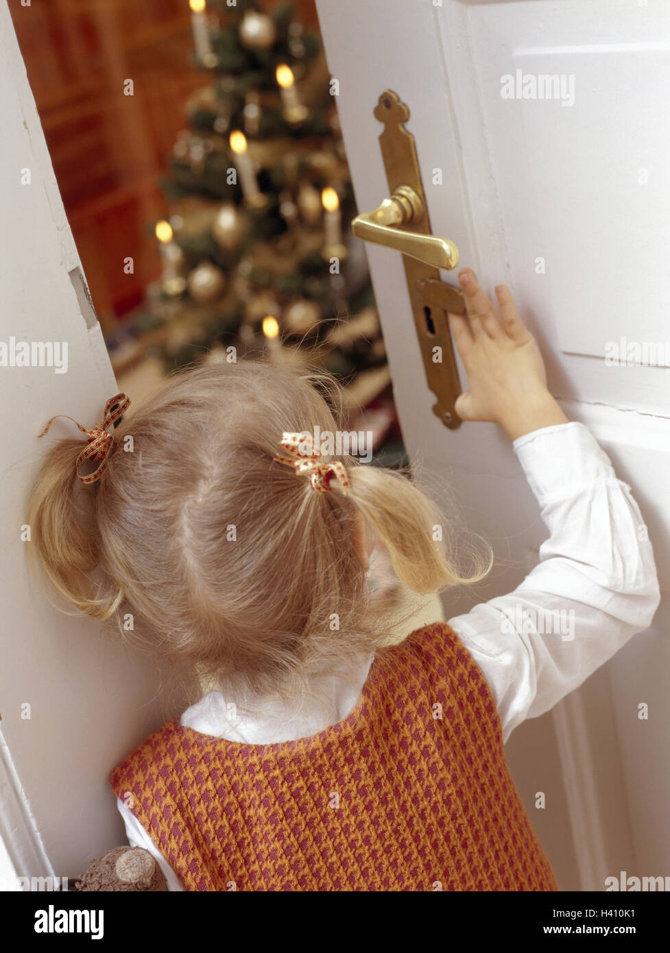 Christmas, sitting rooms, girls, door, opens, back view, view, Christmas tree yule tide, distribution of presents, child, blond, childhood, lighthearted, room door, open, look, voltage, expectation, distribution of presents, Christmas Eve, Christmas Eve, Stock Photo