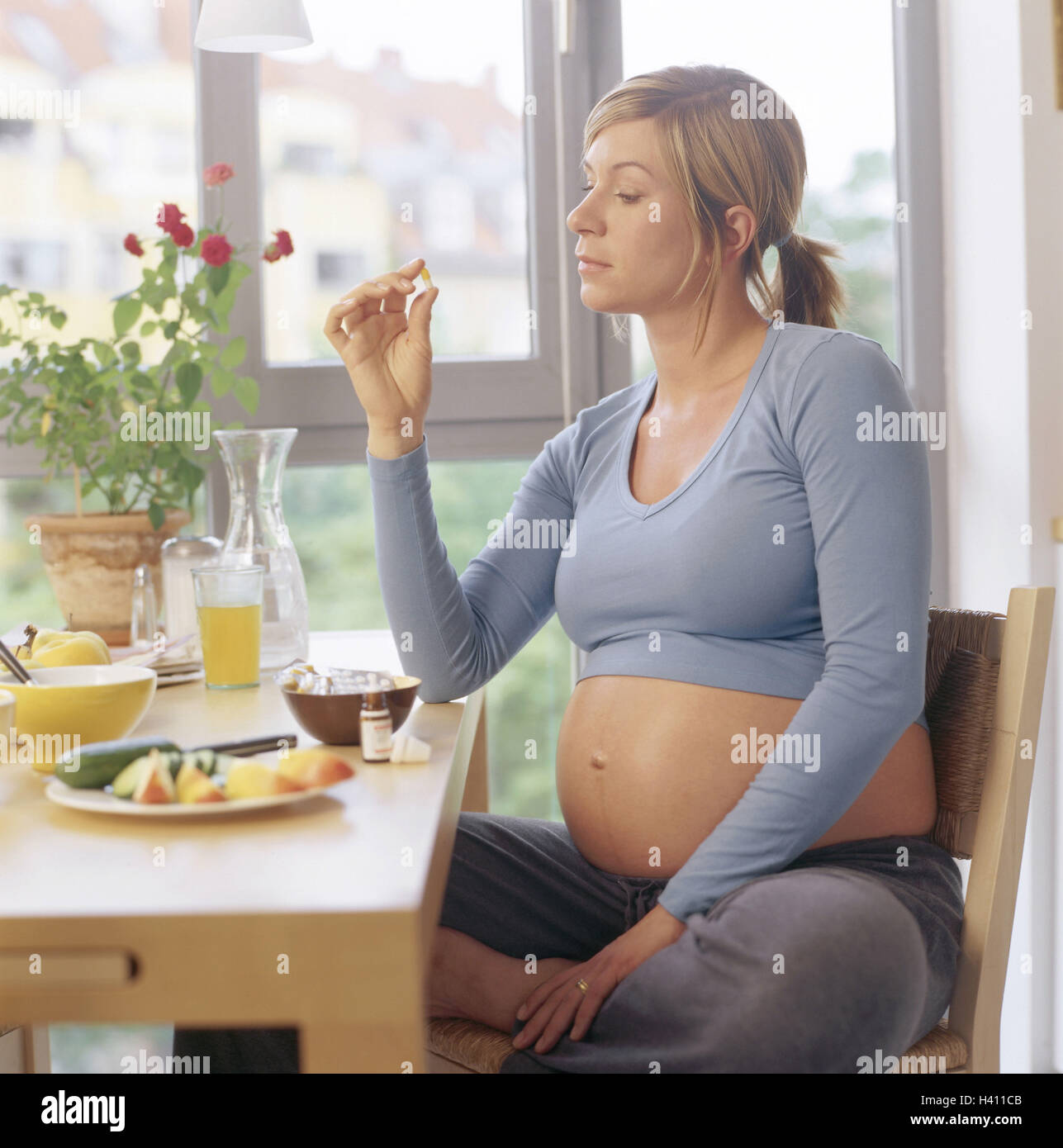 Kitchen table, woman, pregnant, drugs, capsules, take, Gestation