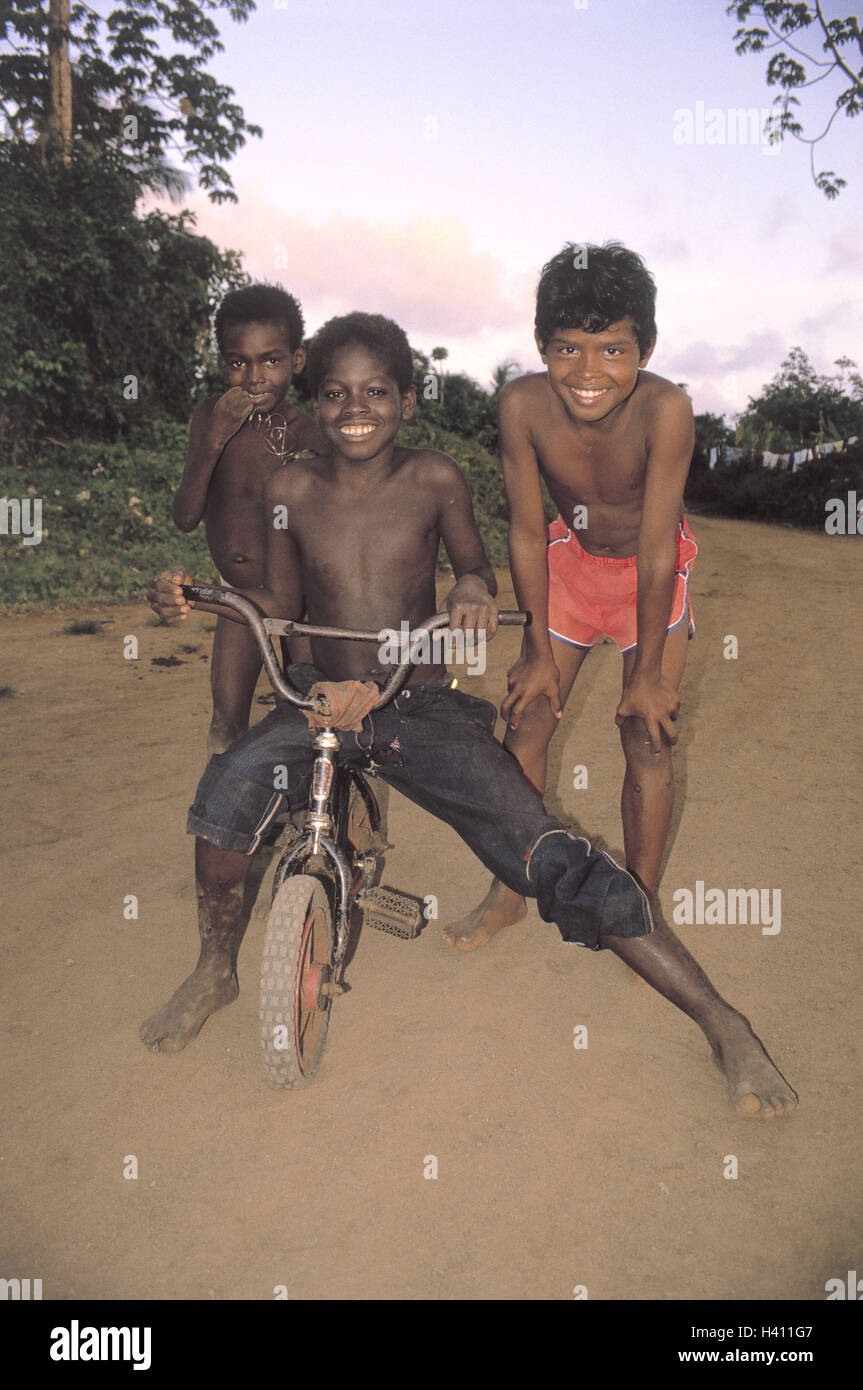 Nicaragua, Islas del Maiz, boys, smile, bicycle, no model release! Central America, Nicaragua, island, Corn Iceland, Maiz Pequena, the Caribbean, Caribbean island, locals, non-whites, children, friends, three, Curiously, cheerfulness, outside Stock Photo