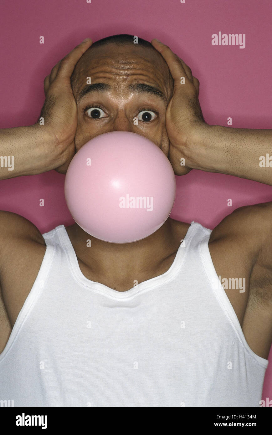 Man, dark-skinned, chewing gum bubble, facial play, portrait, model released, lifestyle, amusements, fun, humor, chewing gum, chewing gum chew, bubble, expression, funnily, cheerfully, cheerfulness, very close Stock Photo