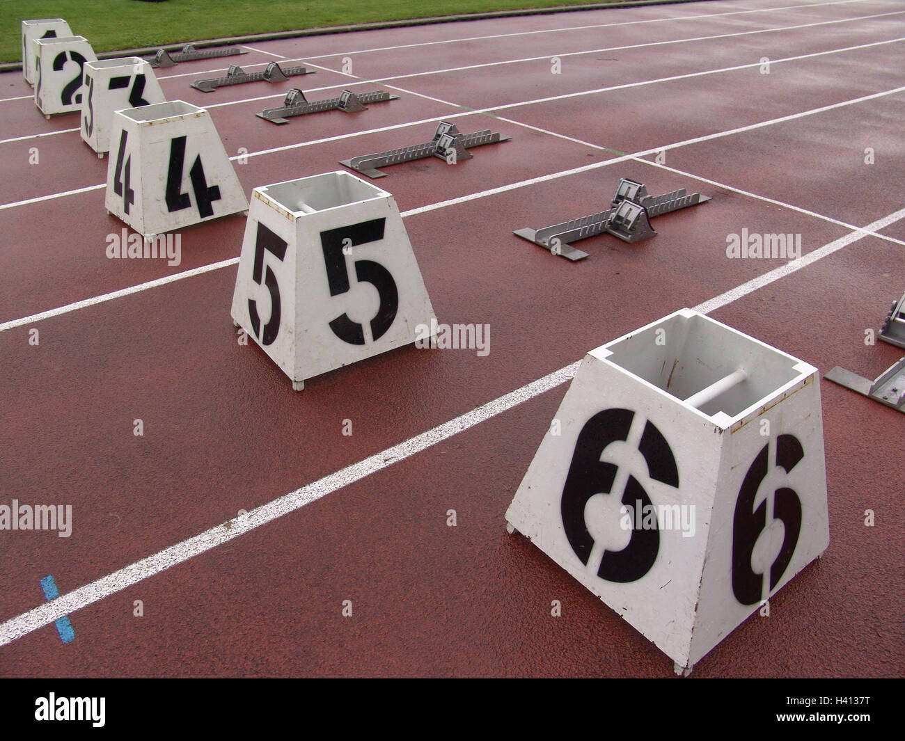 Tartanbahn, wet, detail, starting blocks stadium, dirt track