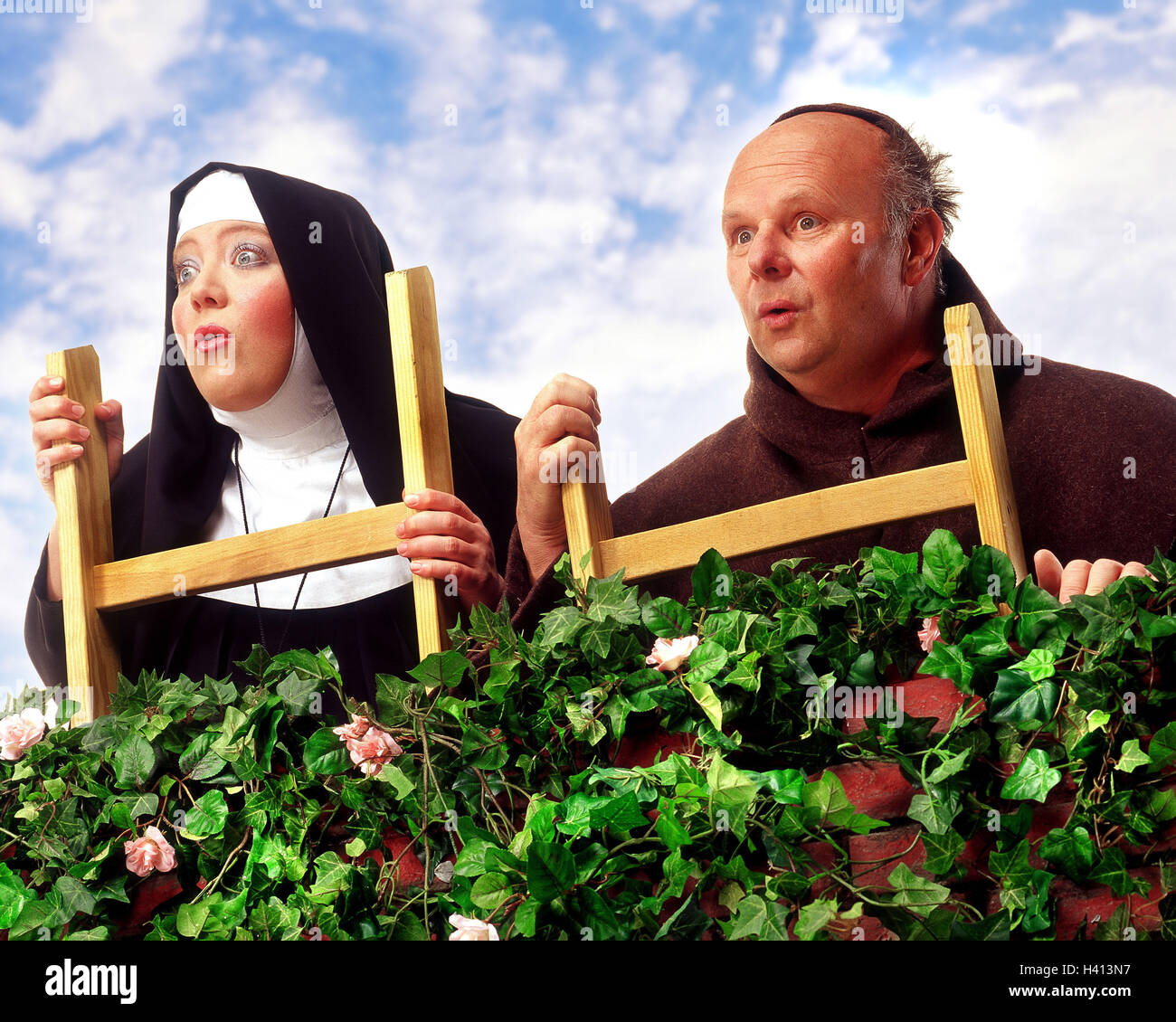 Hedge, monk, nun, conductor, stand, observe facial play, curiosity, astonishment, Composing, professions, studio, order woman, cloister sister, priests, friar, priest, curiously, herübersehen, Catholic, Stock Photo