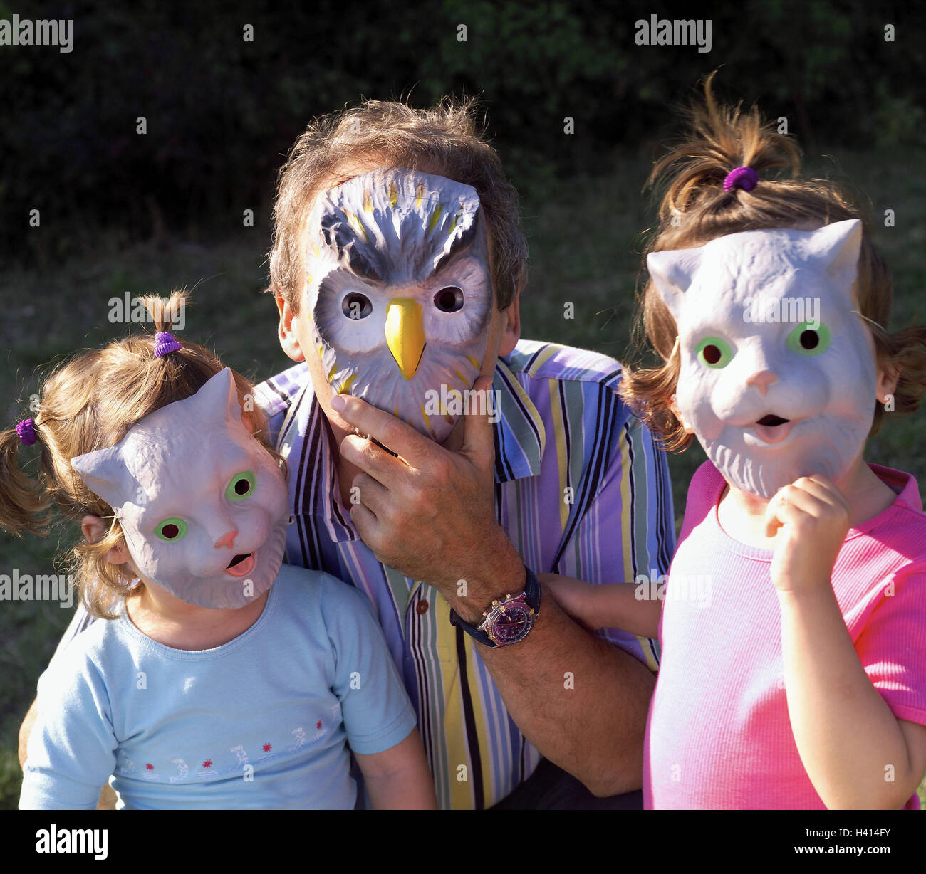 Adult, children, girls, animal masks, meadow, man, father, infants, subsidiaries, 3 - 4 years, masking, lining, masks, animal looks, mask, panel, hide, play anonymously, unrecognized, game, together, pose, fun, amusements, positive mood, childhood, leisur Stock Photo