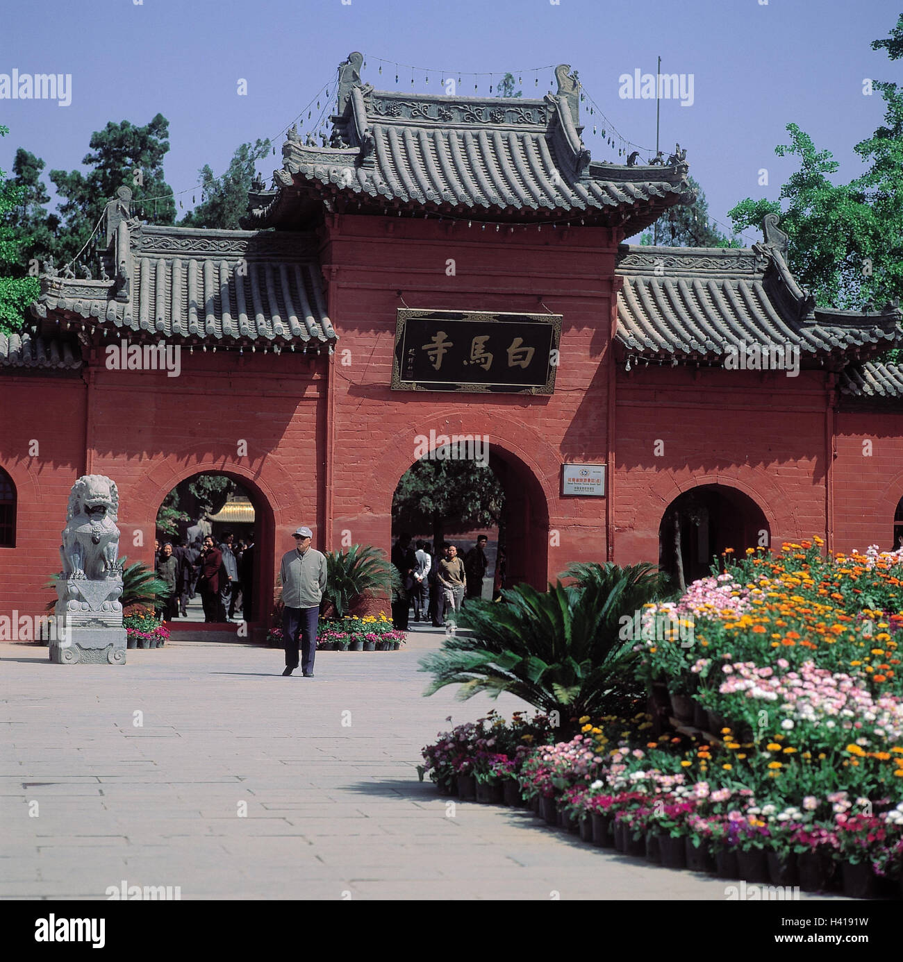 China, Henan, Luoyang, Baima si temple, visitor, Lojang, Loyang, cloister the white horses, place of interest, places interest, structure, architecture, facade, red, tourists, tourism, sightseeing, flowerbed, flowers, outside Stock Photo