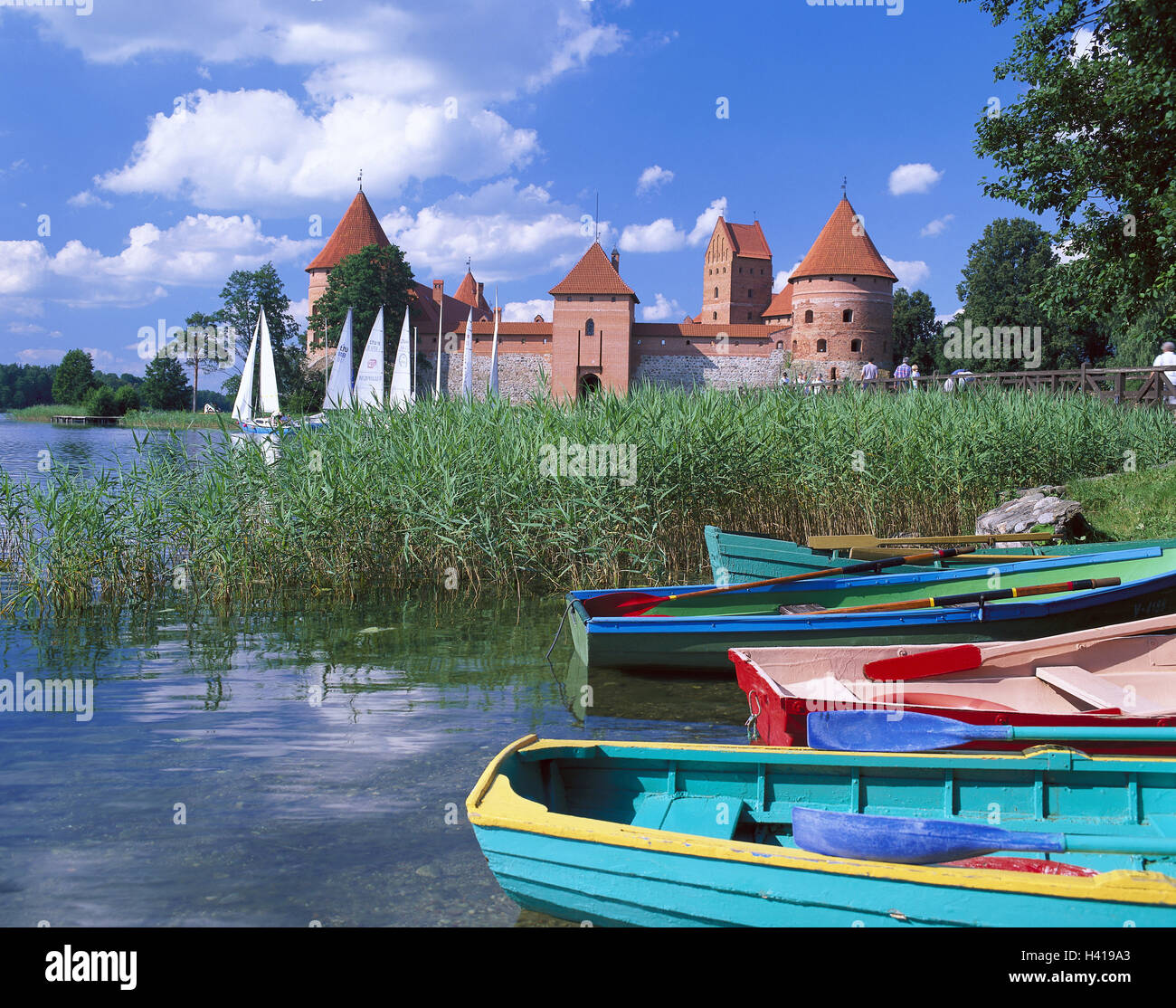 Lithuania, quay Tra, Galve Su, island castle, landing stage, boots, Europe, Nordosteuropa, the Baltic States, Lietuva, Lietuvos Respublika, Galvesee, Galve lake, island, castle, castle grounds, military comlex, structure, architecture, place of interest, lake, sailboats, oar boots, heavens, clouds Stock Photo