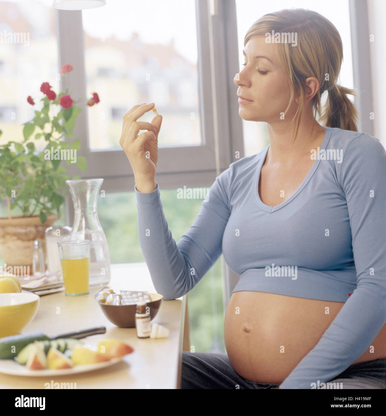 Kitchen table, woman, pregnant, drugs, capsules, take, Gestation