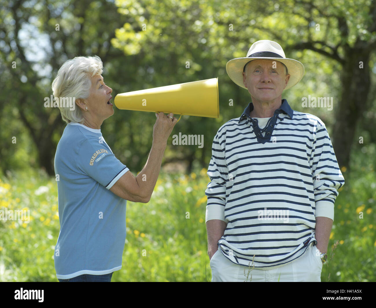 Senior citizen's couple, joke, woman, "megaphone", man, communication