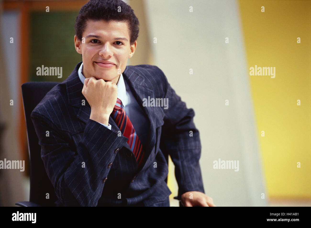 Office, businessman, young, half portrait, business, occupation, work, manager, clerk, entrepreneur, office worker, man, suit, head rest on, friendly, ambitiously, confidently, successfully, confidently, success-oriented, purposefully, positive mood, conf Stock Photo