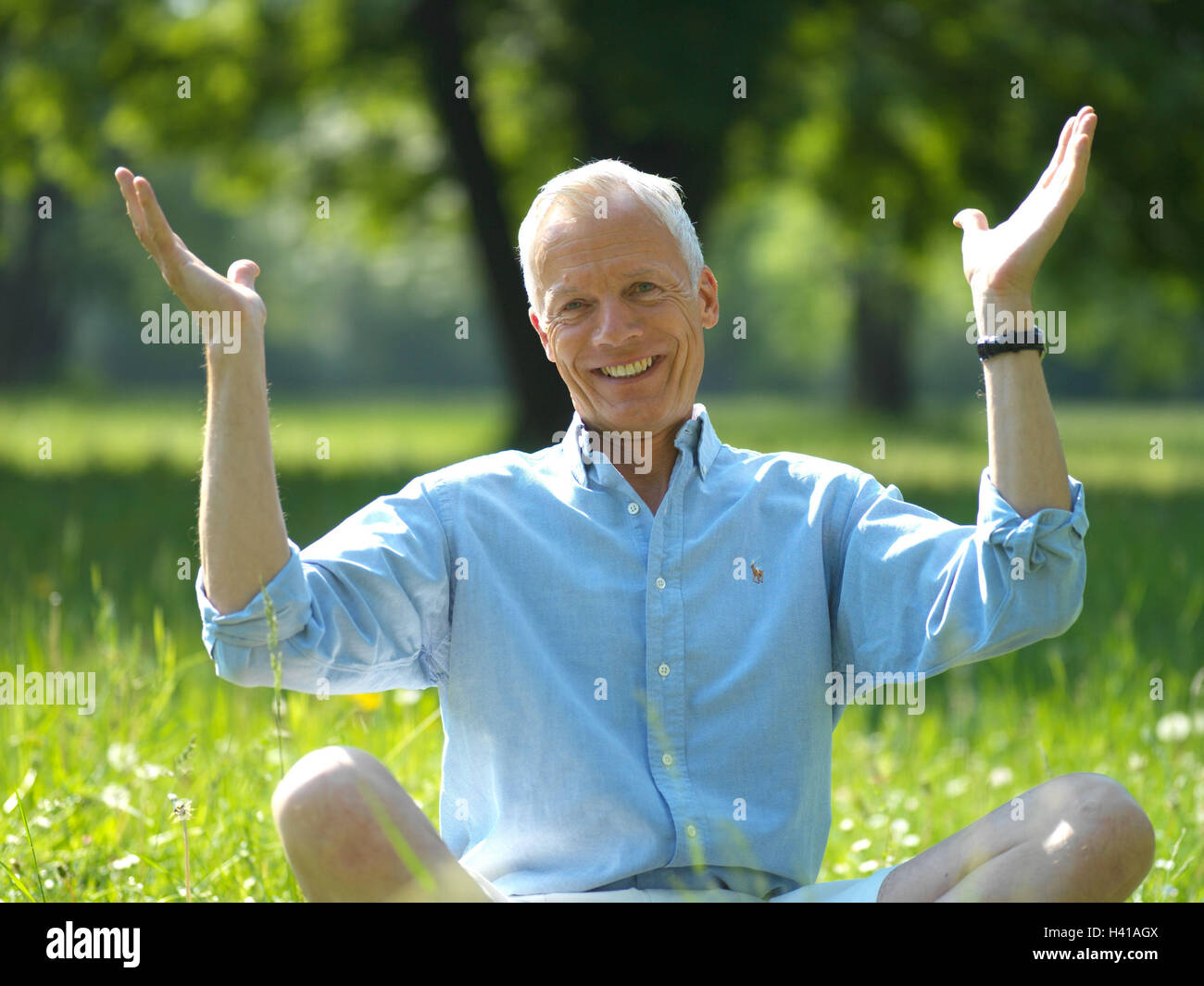 Senior, meadow, sit, enjoy gesture, happy, lighthearted, half portrait ...