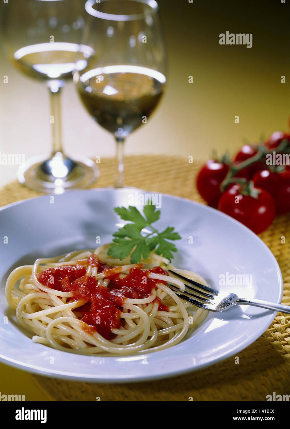 Plate, spaghetti, tomato sauce, white wine, pasta dish, dish, in