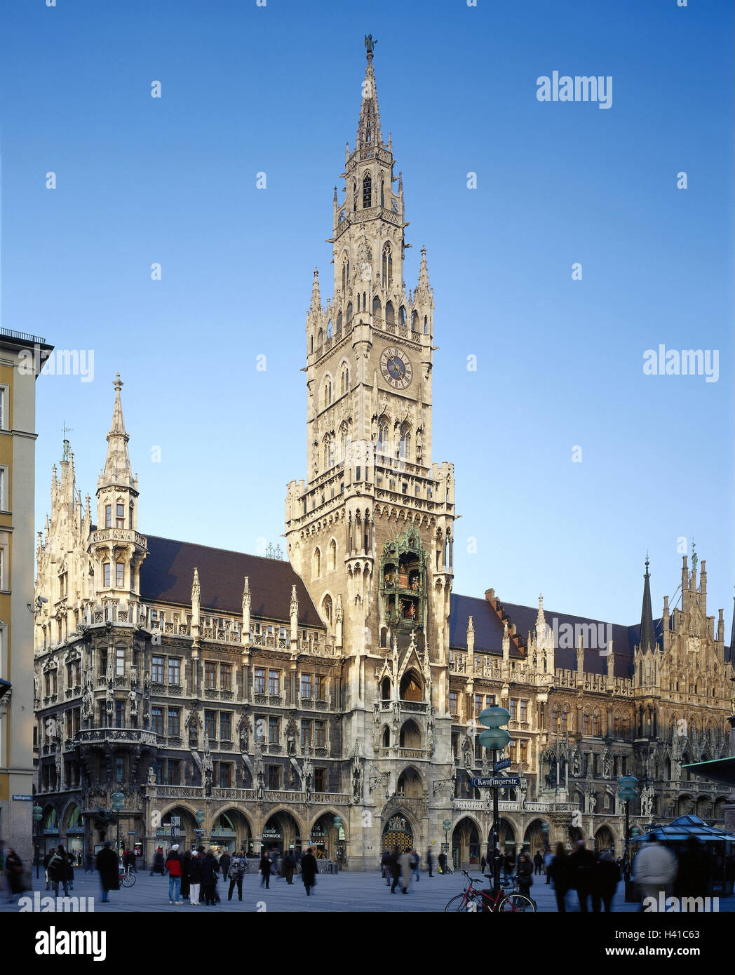 Germany, Bavaria, Munich, Marienplatz, new city hall, passer-by, Upper Bavaria, pedestrian area, structure, building, architecture, architectural style, neo-Gothic, in 1867-1908, carillon, place of interest, culture Stock Photo