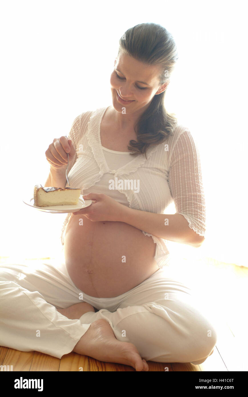 Woman, pregnant, cross legged, cakes, eat, Gestation, gestation, 25 - 35 years, pregnant, gestation, baby abdomen, cake pieces, cake, sweetly, sweet, hunger, sitomania, craving, eating craving, appetite, intermeal, hormones, naturalness, smile, balance, p Stock Photo