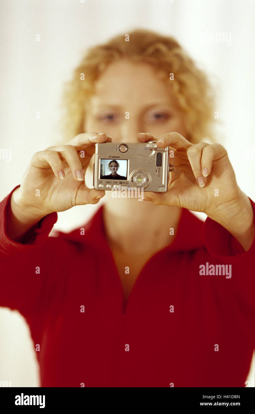 Of woman, blond, digital camera, take of a photo, selfportrait photographic apparatus, photographic cameras, camera, camera, Canon Ixus V2, photography, Digitally photography, pictures, save, digitally, LCD monitor, self-portrait, portrait, young, smile, Stock Photo