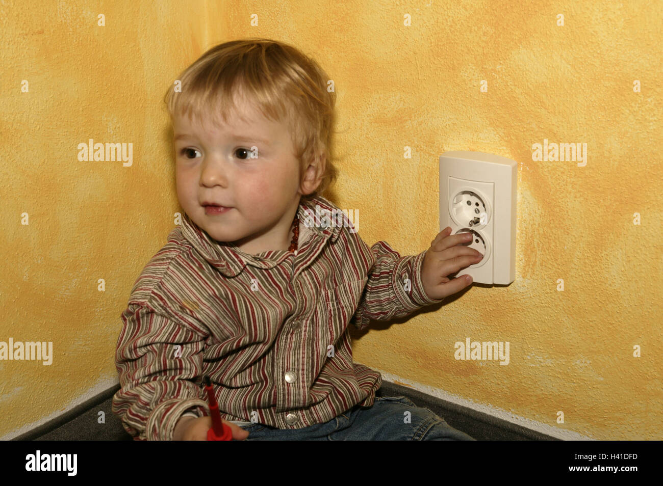 Infant, play, socket, mortal danger danger, accident, danger collision, tools, current, shunt, activity, experiment, electric shock, backup, care, household, obligatory supervision, unattended, child, boy, 1 - 2 years, floor, sit, inside, child security, Stock Photo