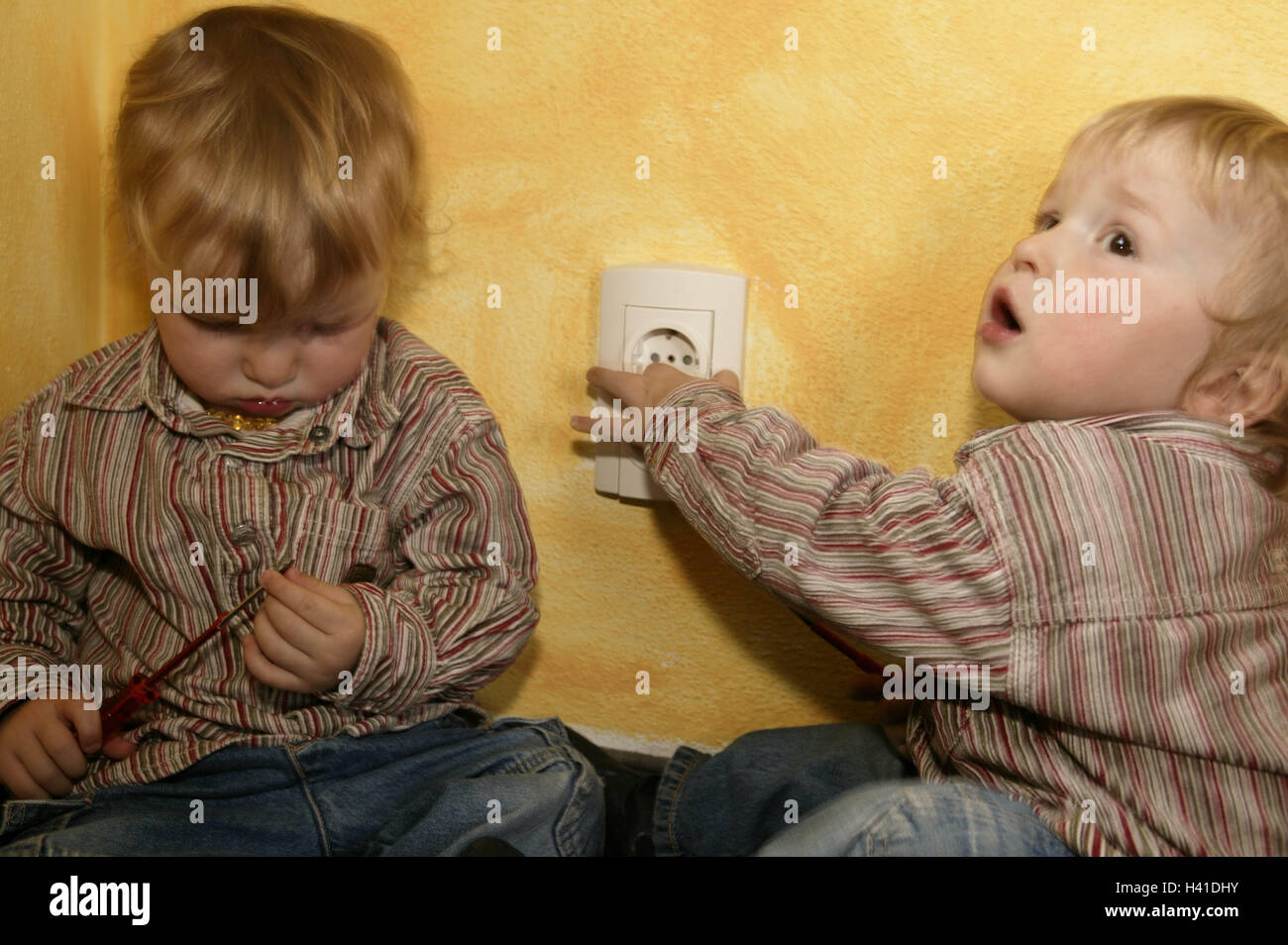 Infants, play, screwdrivers, socket, mortal danger danger, accident, danger collision, tools, current, shunt, activity, experiment, electric shock, backup, care, household, obligatory supervision, unattended, children, boys, twins, two, 1 - 2 years, floor Stock Photo