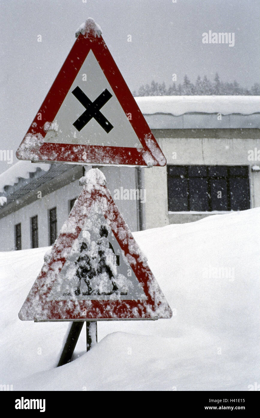 Winter, federal highway, local driveway, detail, traffic sign, 'esteem children', traffic, traffic, car, road signs, snowfall, bad view Stock Photo