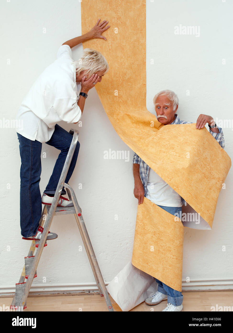 Senior citizen's couple, flat, renovation, wallpaper, bad luck, senior citizens, couple, old person, 60-70 years, pensioners, actively, fit, actively, agile, renovation works, changes of scenery, indent, flat change, icon, change, change, new Senior citizen's couple, flat, renovation, wallpaper, bad luck, senior citizens, couple, old person, 60-70 years, pensioners, actively, fit, actively, agile, renovation works, changes of scenery, indent, flat change, icon, change, change, new