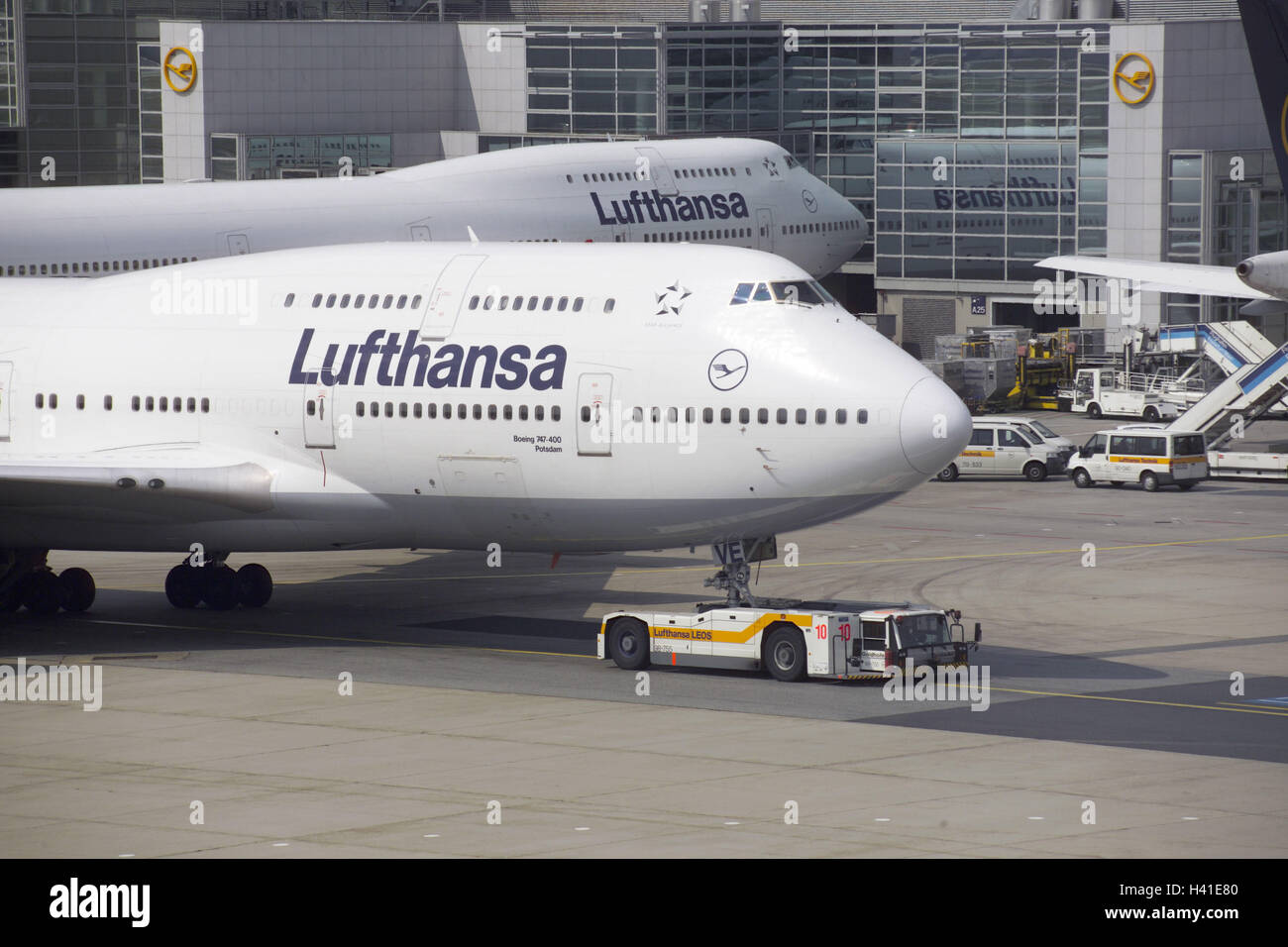Lufthansa boeing 747 400 frankfurt airport hi-res stock photography and ...