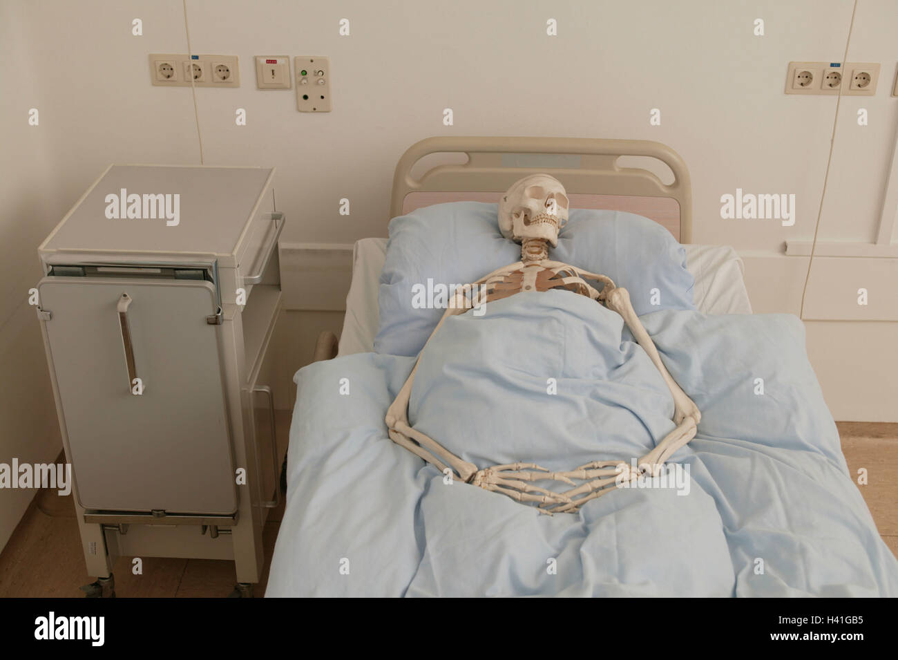 Hospital bed, skeleton, Ti7, medicine, hospital, hospital, clinic, bed, death, deadly, die, disease, incurably, fatally, health, human skeleton, humanely, ward Stock Photo