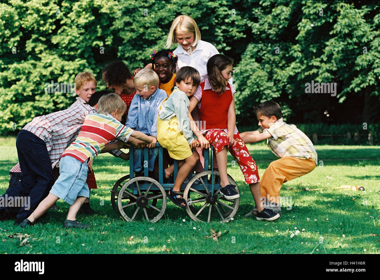 Children, group, skin colour differently, handcarts, push, game, fun, summer, outside youth, childhood, friends, friendship, boy, girl, nationality, passed away, difference, leisure time, amusement, happy, melted, lighthearted, carriages, conductor carria Stock Photo