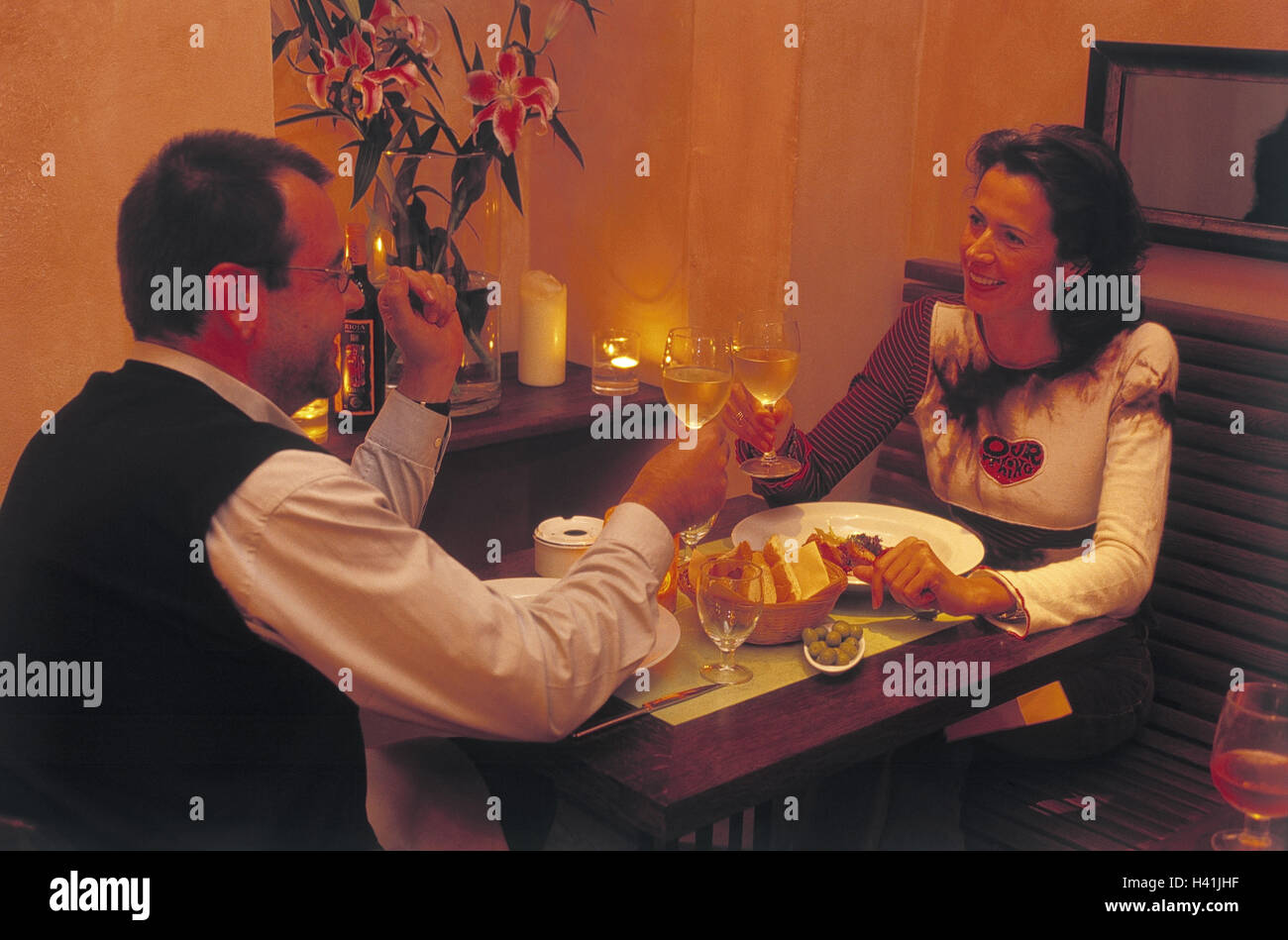 Restaurant, couple, dinner, solemnly, romantically, no model release bar, table, partnership, respect, falls in love, eye contact, wineglasses, wine drink, white wine, kick off, Cheers, celebrate, 'Candlelight dinner', happy, flirt, satisfaction, love, fl Stock Photo