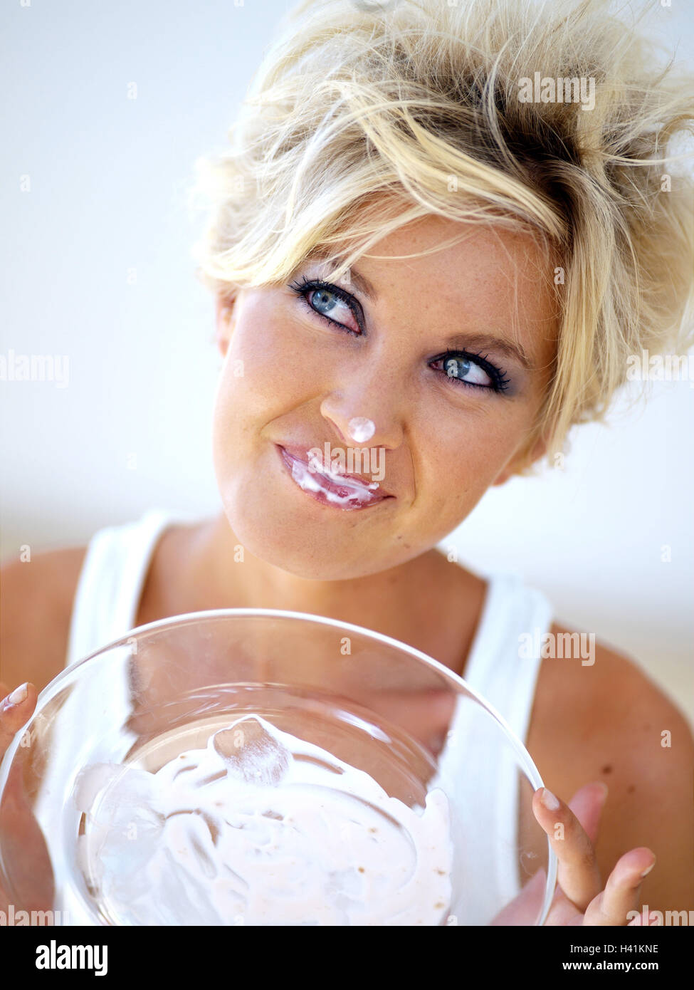 Woman, young, blond, cheerfully, sidelong glance, Plates, licks, face stains, Portrait short-haired, hairdo, strubbelig, Strubelkopf, eye color blue, made up, makeup, Top, summery, mood, positively, high-looks, looks up, happily, cheerfully, impudently, a Stock Photo